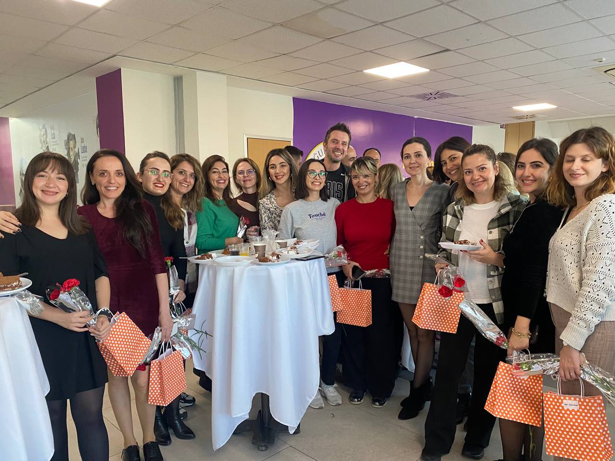 Velilerimiz öğretmenler gününe özel çok anlamlı bir sürpriz yaptılar. Hep bir ağızdan öğretmenlerimizi duygulandıran şarkılar söylediler. 
Katkılarından dolayı velilerimize teşekkür ediyoruz 🌸
Biz büyük bir aileyiz 💜