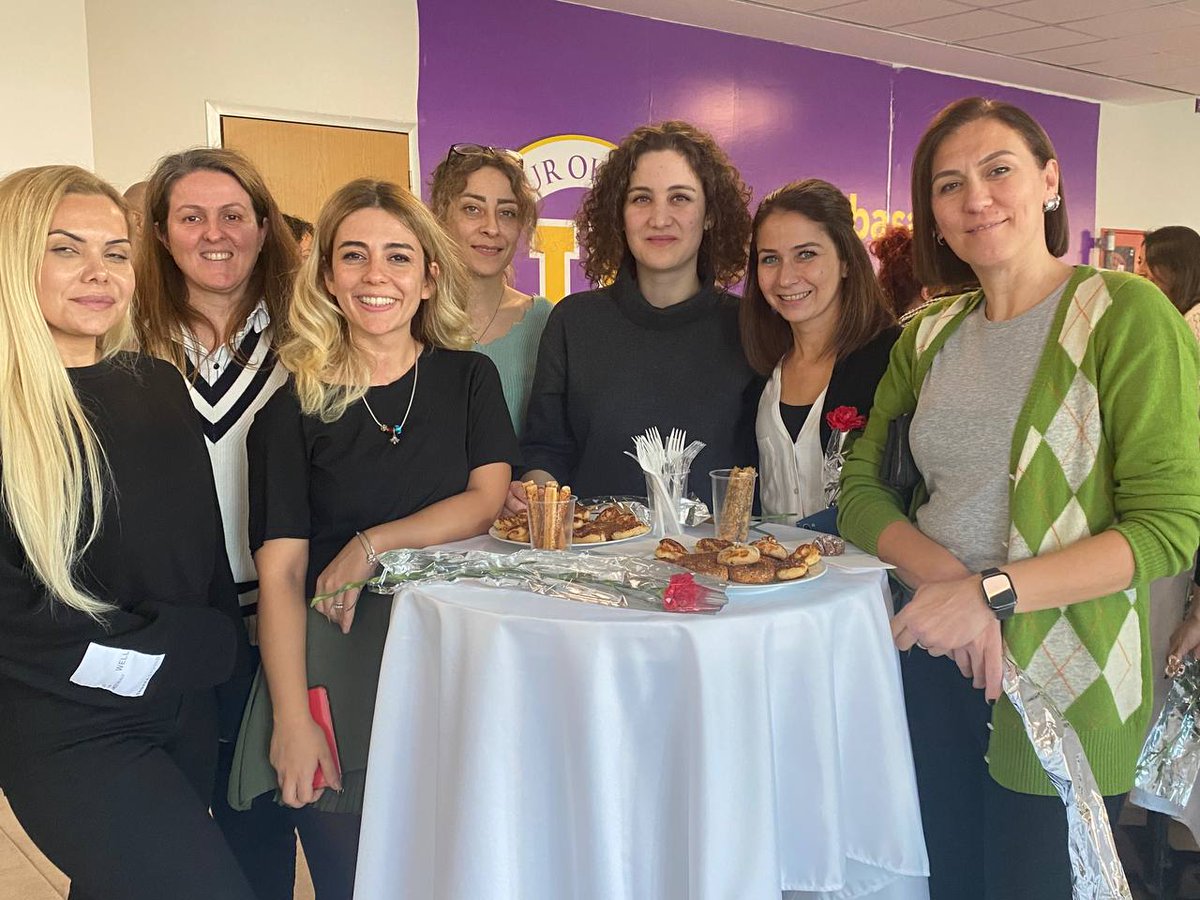 Velilerimiz öğretmenler gününe özel çok anlamlı bir sürpriz yaptılar. Hep bir ağızdan öğretmenlerimizi duygulandıran şarkılar söylediler. 
Katkılarından dolayı velilerimize teşekkür ediyoruz 🌸
Biz büyük bir aileyiz 💜