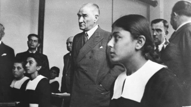 Ekibimizdeki öğretmen arkadaşlarımız ve takımımızda emeği geçen öğretmenlerimiz başta olmak üzere, Mustafa Kemal’in öğretmenlerinin bu güzel gününü kutluyor, cehaletle savaşın mücahidi şehit öğretmenlerimize rahmet diliyoruz. #24kasım