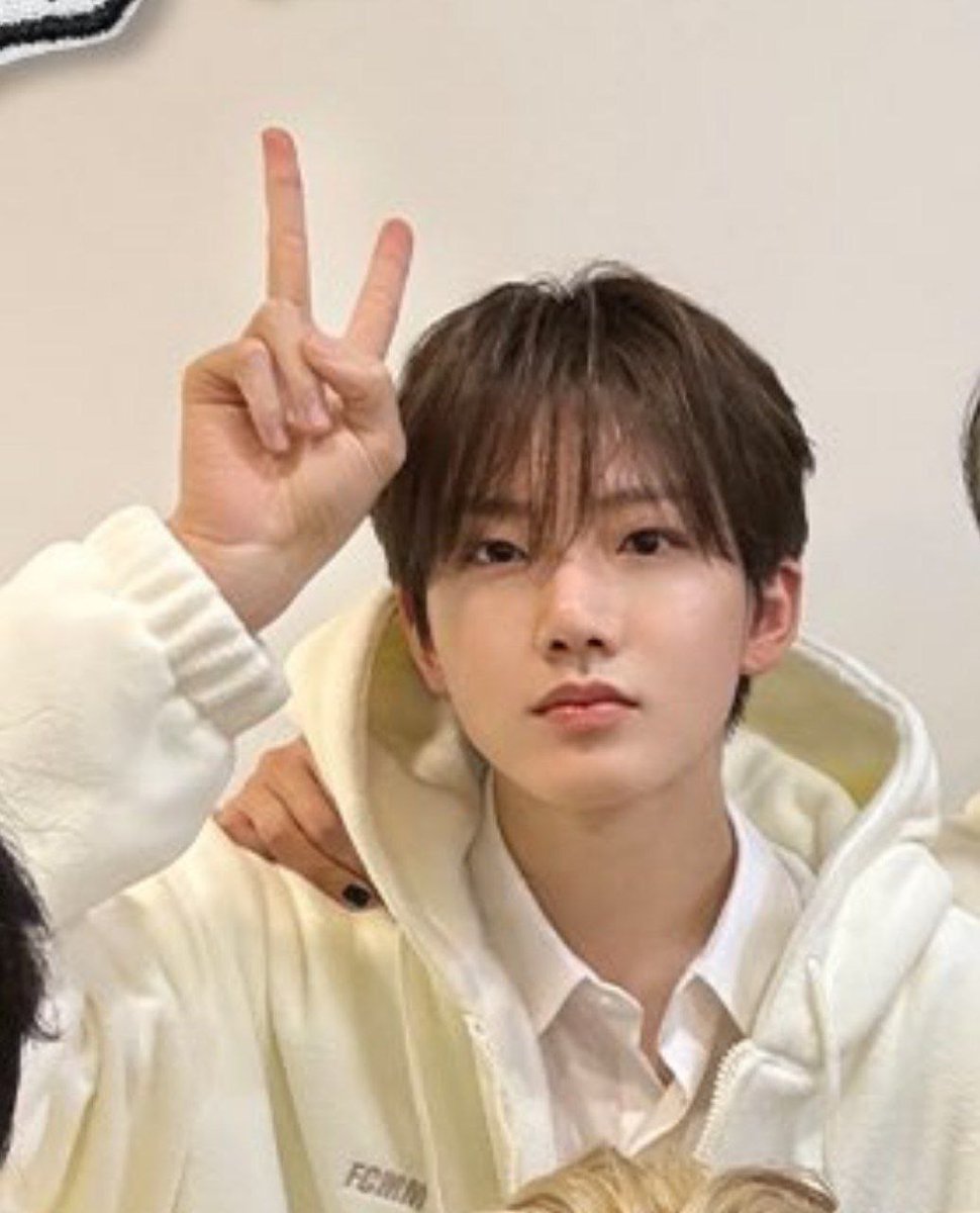 treasuremenfess's tweet photo. JUNKYU???????? PANGLING BANGETTTT SAYANG KAMU GANTENG BANGET 😭🫶🏻 aku sampe nyariin mana nih junkyu 🥹🥲 FRESH BGT!!! AYO VOTE GALAXY TEUME! https://t.co/HRaihX6UQD