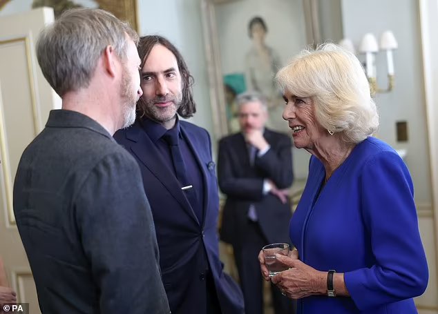 Well, helloooo. Paul Murray and I meet HM The Queen at Clarence House yesterday morning while the Third Paul (Harding) lurks in the background @TheBookerPrizes @OneworldNews