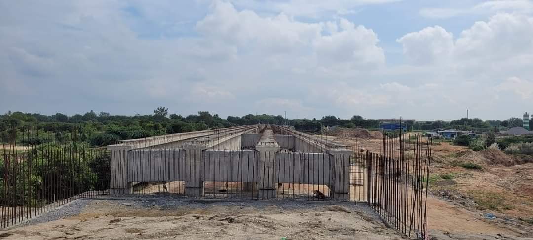 Vamos_Rafa23's tweet image. మరికొద్ది రోజుల్లో అందుబాటులోకి రానున్న జయమంగళి వంతెన…

శ్రీ సత్య సాయి జిల్లా, పెనుకొండ నియోజకవర్గం,పరిగి మండలం కాలువపల్లి దగ్గర జయమంగళి నదిపై నిర్మిస్తున్న ఫ్లై ఓవర్ బ్రిడ్జి... ఈ బిడ్జ్ ఇంకో నెలలో ప్రజలకు అందుబాటులోకి రానుంది....

#YSJAGAN  

#APRoads