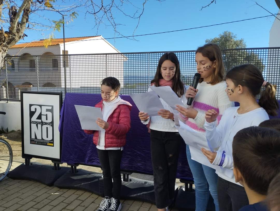 Inauguración de la exposición fotográfica "25 REASONS TO SAY NO" del <a href="/CeipElGuijo/">CEIP Virgen de las Cruces - El Guijo, Córdoba</a>  en la Residencia de Mayores "Santa Ana" para conmemorar el Día para la eliminación de la violencia hacia la mujer.