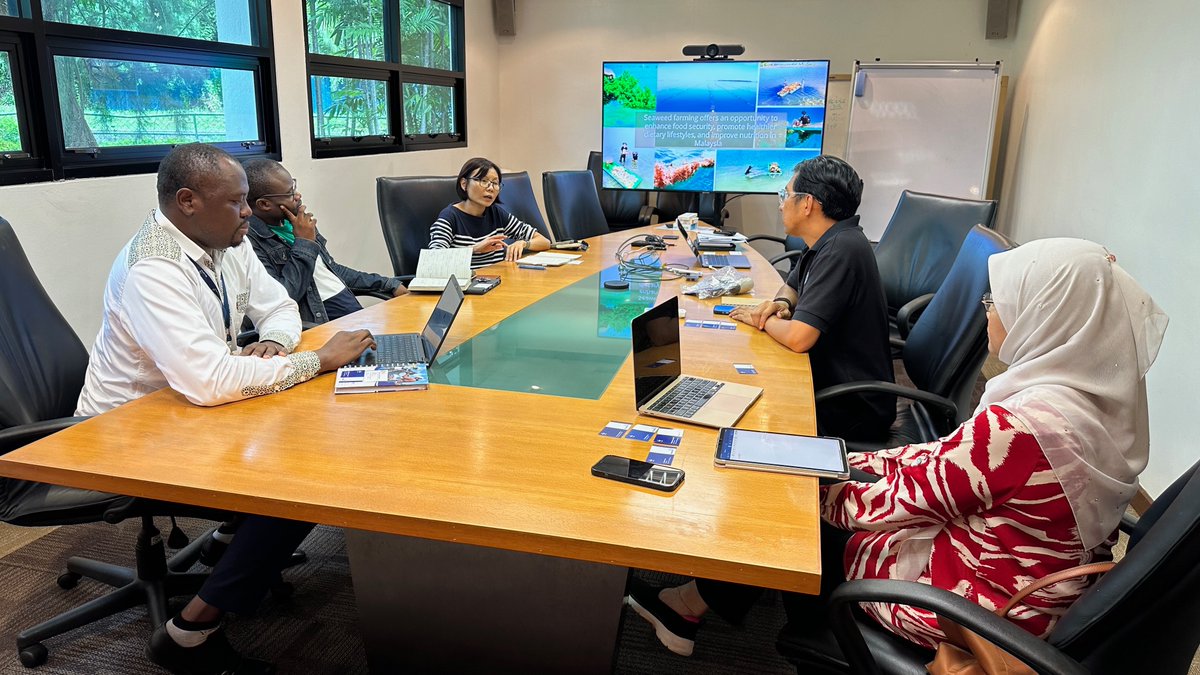 WorldFishCenter's tweet photo. 📣This week, @unimalaya's Adibi Rahiman Mohd Nor &amp; @uputramalaysia's Natrah Fatin Mohd Ikhsan visited us in Penang.

📸We discussed collaboration to harness #seaweed’s potential for food, #nutrition, #livelihood security, and the resilience of farmed #aquaticanimals to diseases. https://t.co/H0CY44vxso