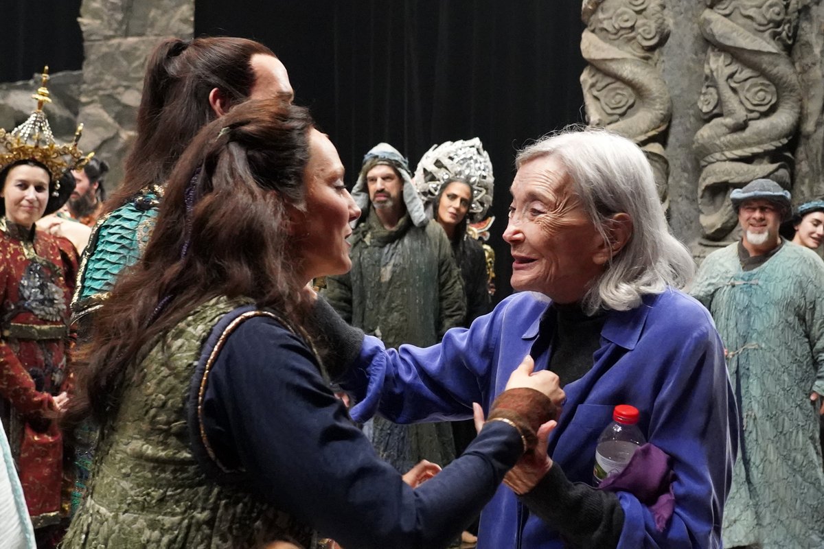 Núria Espert visitó por sorpresa la compañía de 'Turandot' en uno de los ensayos antes del estreno. La producción de la ópera de Puccini que dirigió hace 25 años, regresa esta semana al Liceu con reposición de su nieta, la directora de escena Bárbara Lluch.