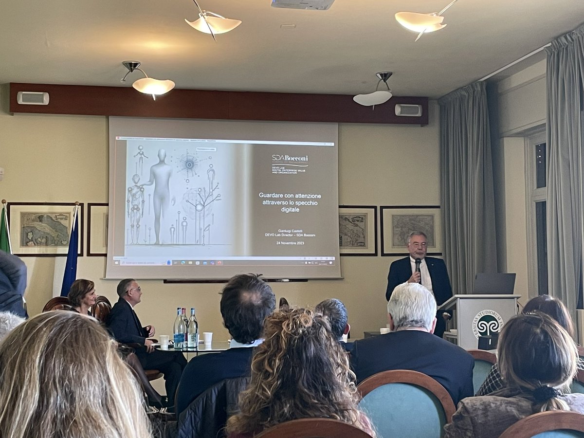 AlePisoni's tweet photo. #giornatadellaricerca @ecoInsubria “Guardare con attenzione attraverso lo specchio digitale”, introduce Prof. Biffi, Guest speaker Pof. Castelli #AI #eccellenza https://t.co/jnqinqBZG4