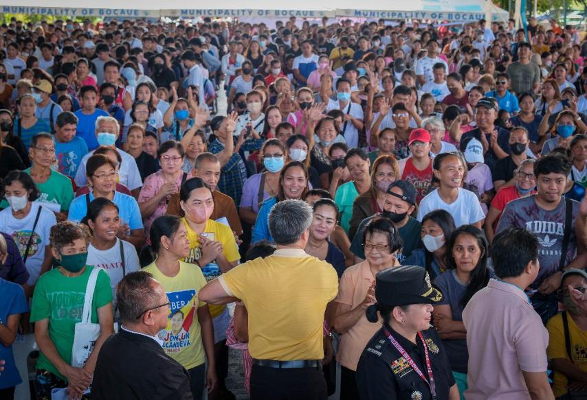 manilabulletin's tweet photo. LOOK: Senate Majority Leader Joel Villanueva leads the Department of Social Welfare and Development Assistance to Individuals in Crisis Situations (DSWD-AICS) and Department of Labor and Employment Tulong Panghanapbuhay sa Ating Disadvantaged/ Displaced Workers (DOLE-TUPAD) payouts to more than 2,000 residents of Bocaue, Bulacan on Friday, Nov. 24, to commemorate the birthday anniversary of the town’s former Mayor, Joni Villanueva. 

Villanueva called on the DOLE and DSWD to conduct evaluations on the existing programs of the agency, including determining the appropriate allocation of resources to ensure equitable distribution of aid. (Office of Senator Joel Villanueva)