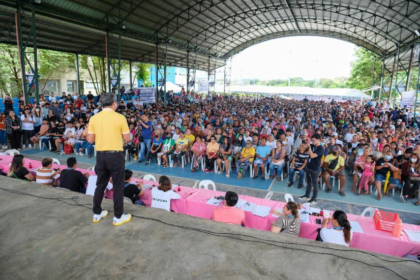 manilabulletin's tweet photo. LOOK: Senate Majority Leader Joel Villanueva leads the Department of Social Welfare and Development Assistance to Individuals in Crisis Situations (DSWD-AICS) and Department of Labor and Employment Tulong Panghanapbuhay sa Ating Disadvantaged/ Displaced Workers (DOLE-TUPAD) payouts to more than 2,000 residents of Bocaue, Bulacan on Friday, Nov. 24, to commemorate the birthday anniversary of the town’s former Mayor, Joni Villanueva. 

Villanueva called on the DOLE and DSWD to conduct evaluations on the existing programs of the agency, including determining the appropriate allocation of resources to ensure equitable distribution of aid. (Office of Senator Joel Villanueva)