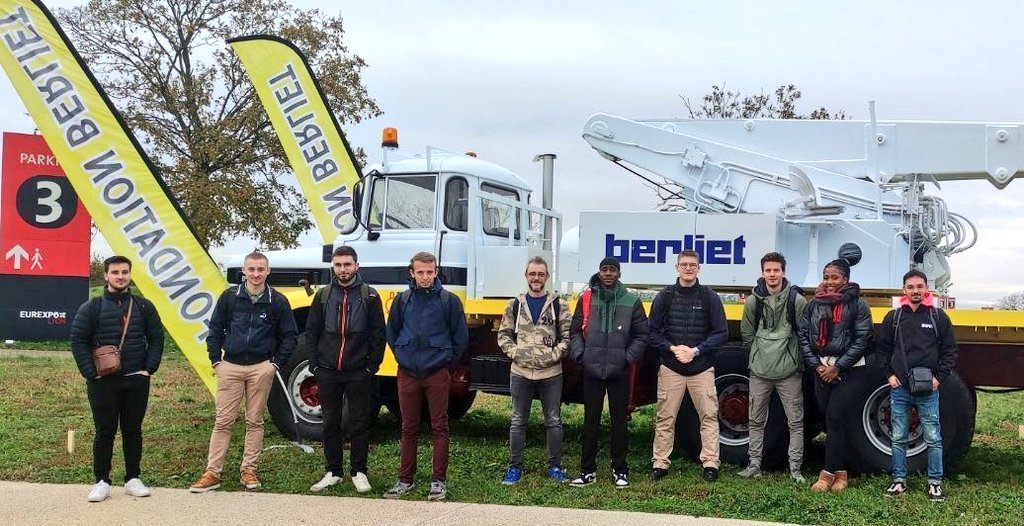 licenceOMSA's tweet photo. Le groupe d'apprentis licence pro 3EV Équipements Électriques Électroniques du Véhicule option VI est en visite au salon de #solutrans à Lyon. accueil chez #RenaultTrucks. Les innovations sont aussi dans le camion https://t.co/8u6xJqjLHm