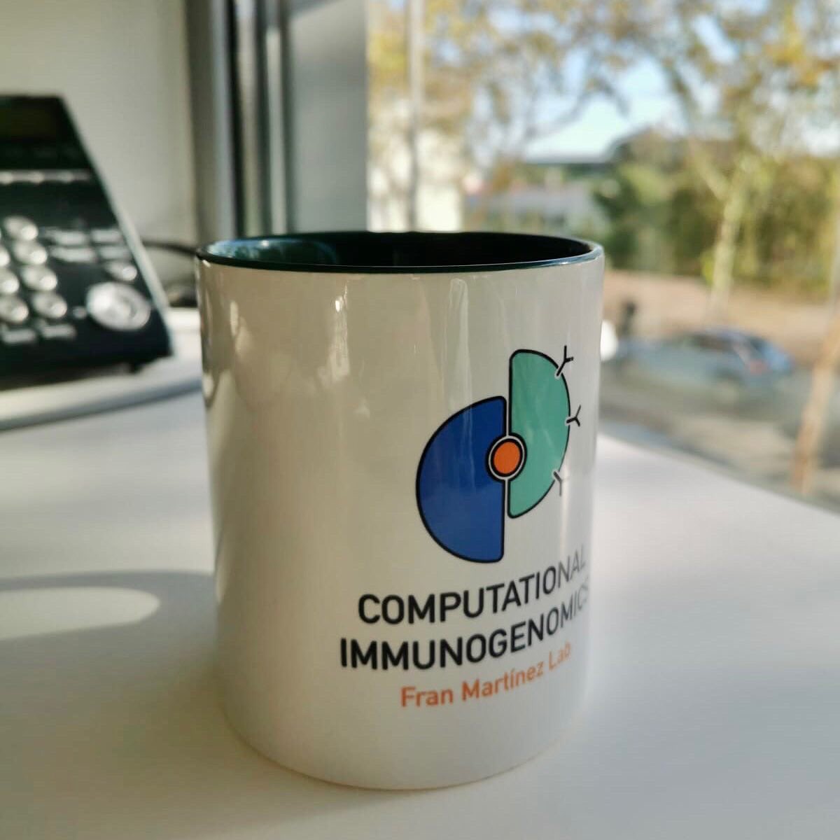 Time to start using this tool #twitter
I start by posting one of my last works. It is a #laboratory #logo for Dr.Fran Martínez at @VHIO

It synthetizes his work on desciphering the interaction of #cancercells and #immunecells by #bioinformatics 

Love how it looks in their mugs!