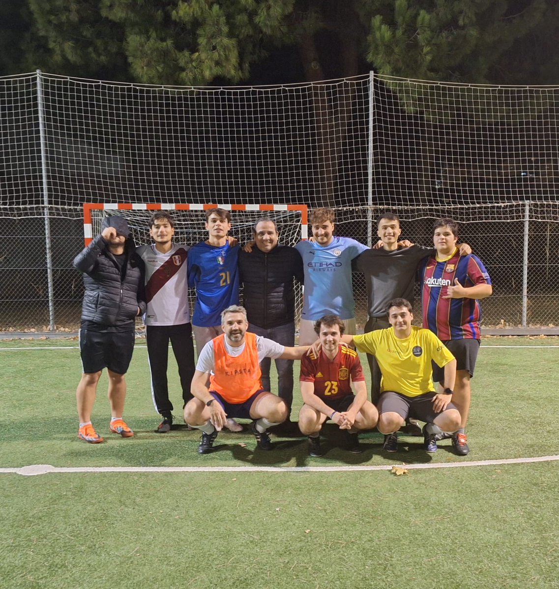 ClubNargo's tweet photo. Hem tingut aquest dimecres el recés mensual, hem continuat amb un partit de fútbol a @xaloc_lh i acabat amb unes birres i hamburgueses!🎉🔥🙏⚽🍔 https://t.co/DO0qsYL9tG