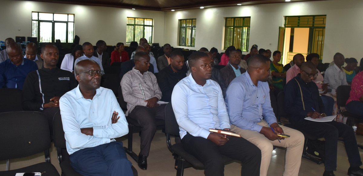 Abayobozi b’Akarere bakiriye Depite MUZANA Alice na IMANIRIHO Clarisse bagize ihuriro ry’abagize Inteko Ishinga Amategeko baharanira imibereho myiza y’abaturage n’iterambere (RPRPD) barimo gushishikariza abaturage kwandikisha abavuka no kwandukuza abapfuye mu irangamimerere.