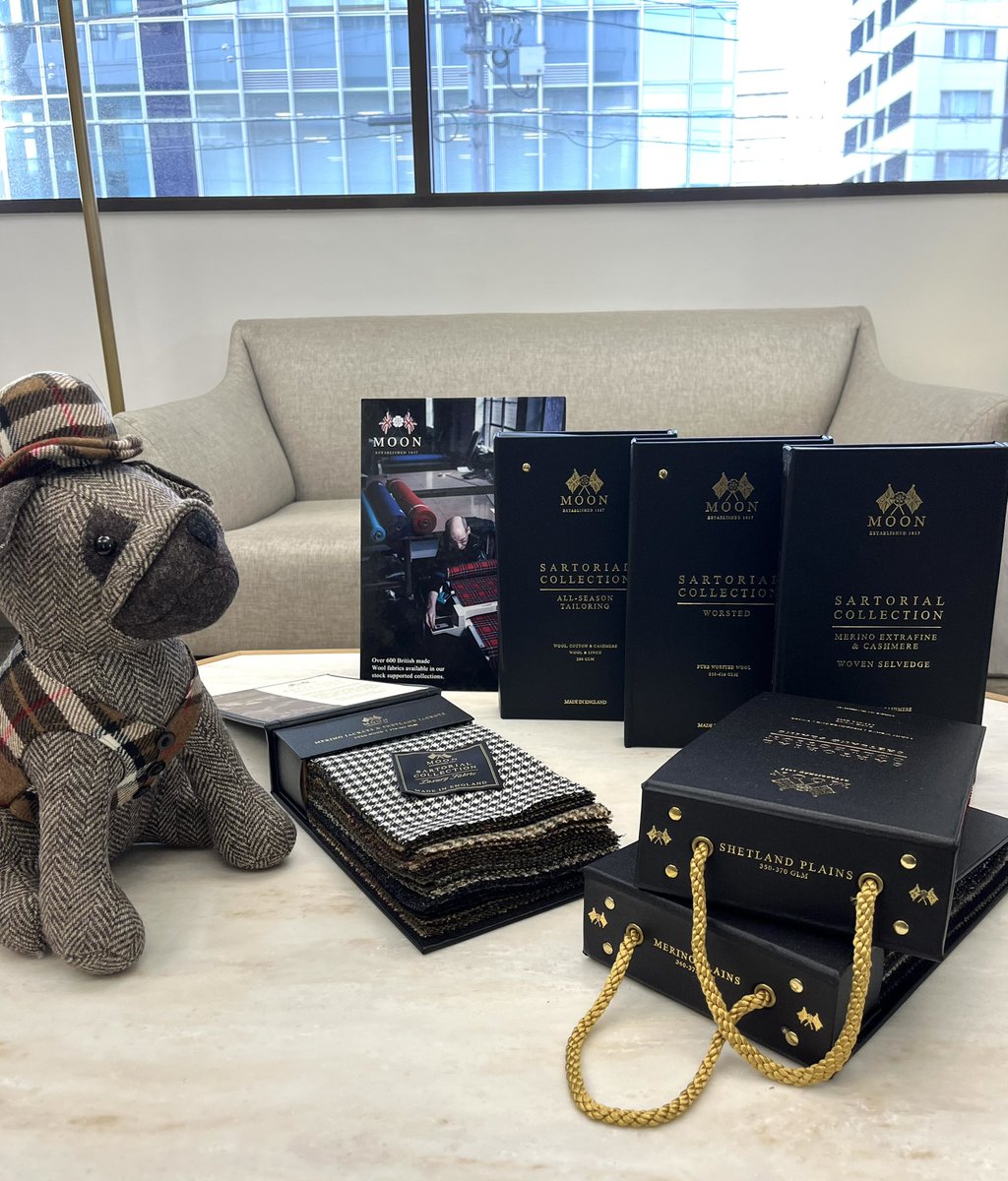 storythestudy's tweet photo. 【新バンチコレクション入荷】

英国からMoonのサルトリアルコレクションが届きました。
膨らみとハリのある生地は、ジャケット、コート、ワンピースなどに最適な素材です。
明日25日から東京ミッドタウン日比谷店で展開します。

只今、日比谷店にてチェスターコートオーダー開催中！

#ツイード https://t.co/e65n7RFSJg