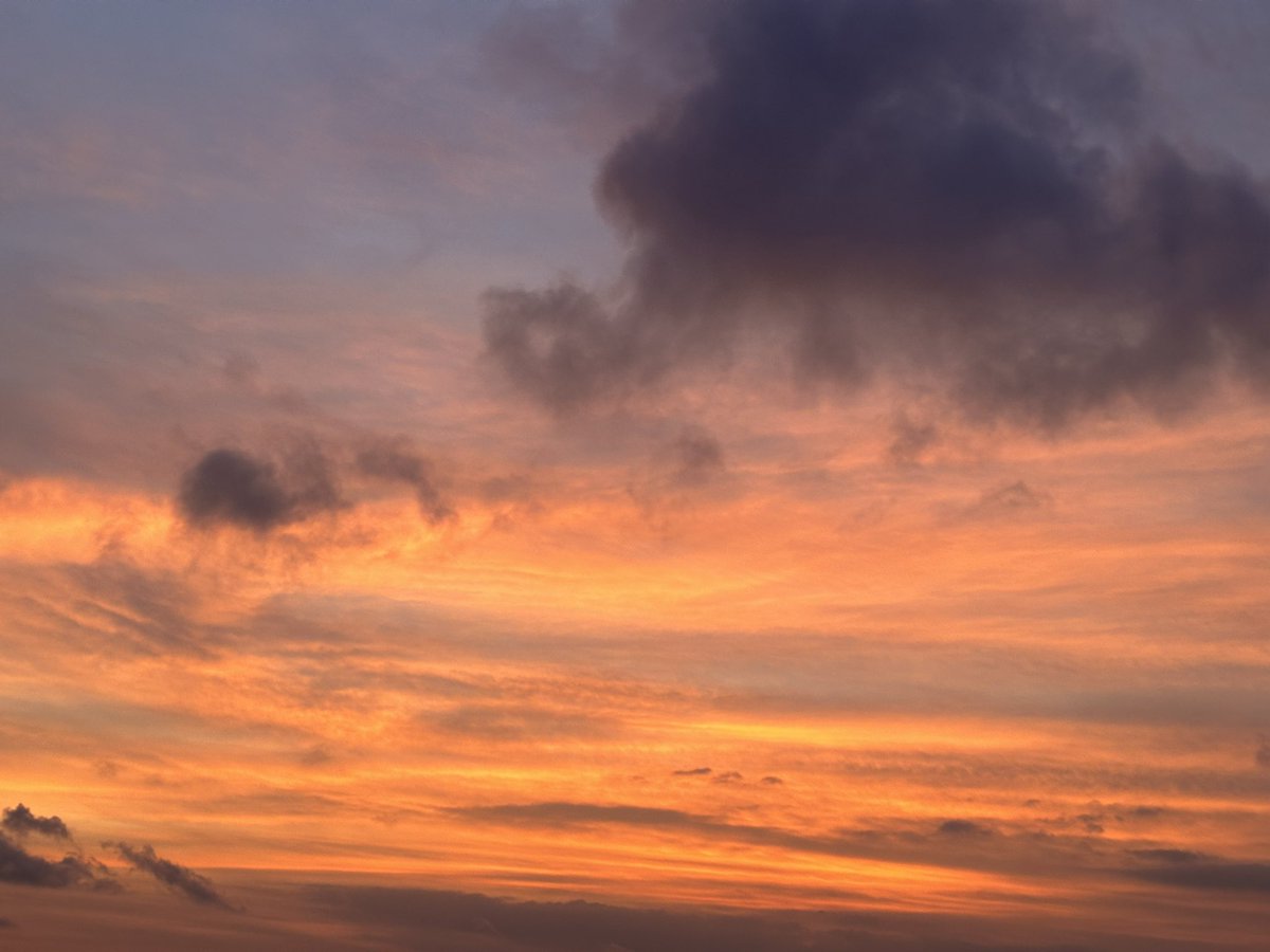 THESAUDIDIVA's tweet photo. There’s only one #sunset a day. This statement is written on a wall here in Uluwatu. I passed by it countless times but today it resonates so much! No words can describe today’s sunset at Jimbaran Bay 🙏🏽🌅 #sunsetphotography #SunsetSession #SunsetThrills #TrustTheProcess #Bali 🌴 https://t.co/cdEUvkR3lW