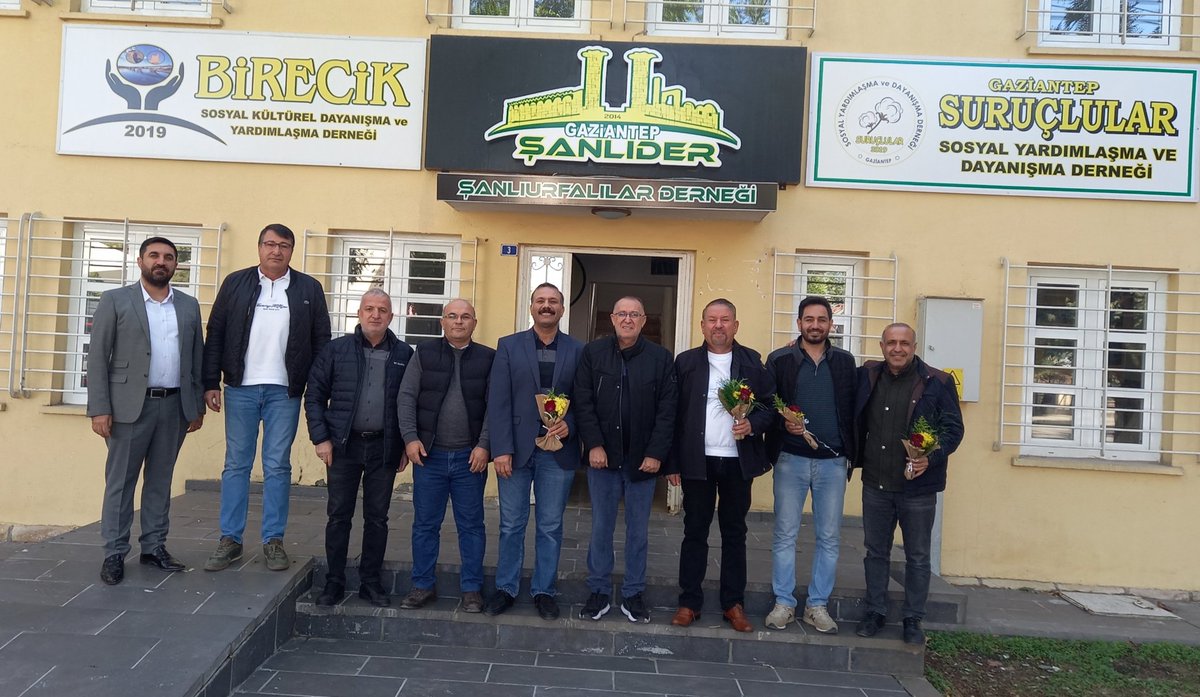 Geleneksel Cuma buluşmamızın ardından geleceğizin teminatı olan çocuklarımızı yetiştiren öğretmen yönetici ve üyelerimizin Öğretmenler Günü'nü kutladık.