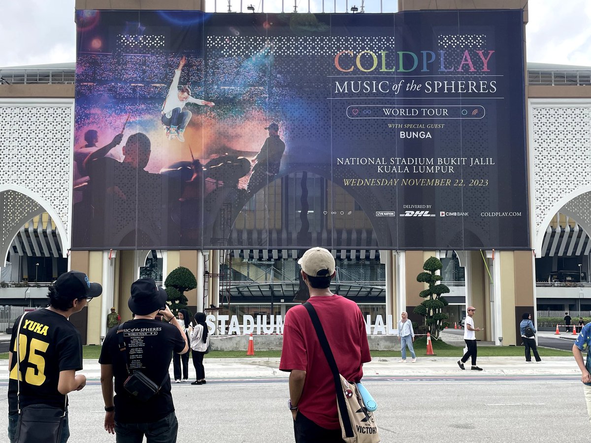 someziqq's tweet photo. I have been dreaming to go watch coldplay concert since I was a child & now I realize dream do came true!!!
#COLDPLAYinKL #ColdplayinMY https://t.co/RbJF85blBs