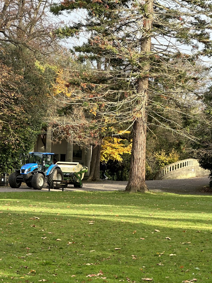 The Parks team working hard in the gardens today
#fosydneygardens #visutbath #holburnemuseum #bathmums #bathparks #bathnesparks