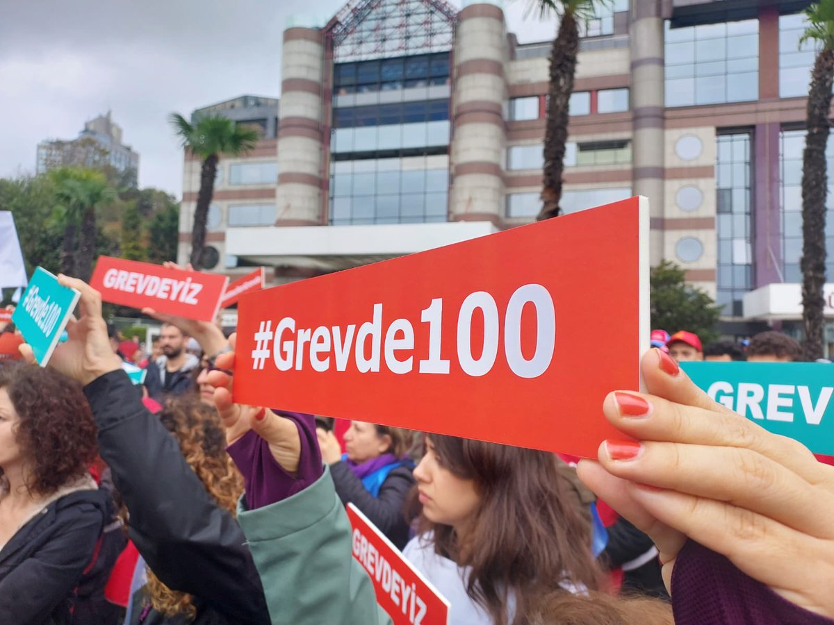 📢 Grevde 1️⃣0️⃣0️⃣.Gün

Haklılığımız her platformda karşılık buluyor. Yargıdan iki güzel haberimiz var:

📍İşverenin, grevin durdurulması talebinin reddine,
📍İşyeri Temsilcisi Nejdet Eksilmez'in ilk duruşmada işe iadesine karar verildi.

Mahkemede kazandığımız gibi grevde de
