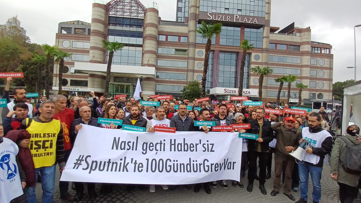 TGS_org_tr's tweet photo. 📢 Grevde 1️⃣0️⃣0️⃣.Gün

Haklılığımız her platformda karşılık buluyor. Yargıdan iki güzel haberimiz var:

📍İşverenin, grevin durdurulması talebinin reddine,
📍İşyeri Temsilcisi Nejdet Eksilmez'in ilk duruşmada işe iadesine karar verildi.

Mahkemede kazandığımız gibi grevde de kazanacağız✊🏽

#SputnikeSendika 
#SputnikGrevde 
#GazetecilerGrevde