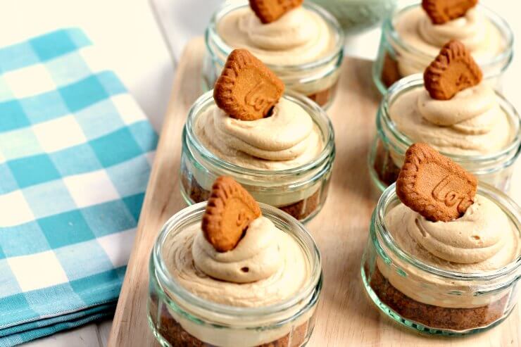 An easy No Bake Biscoff Cheesecake recipe with a crunchy Lotus Biscoff biscuit base and creamy Biscoff spread topping. Made in 6 individual ramekins or one 20cm springform tin, it's the perfect make-ahead dinner party dessert 👇jamandclottedcream.co.uk/2018/04/no-bak…