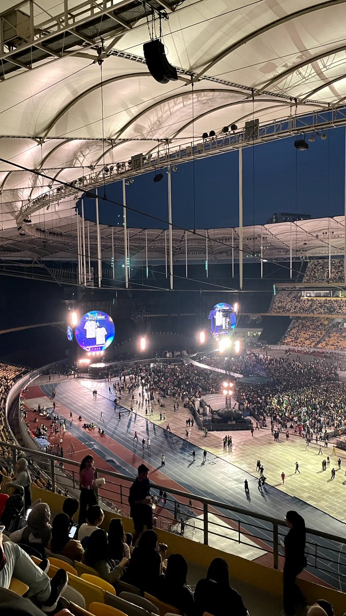 someziqq's tweet photo. Gonna miss the vibe!!
#ColdplayinMY #COLDPLAYinKL https://t.co/c7NXEm8ftN