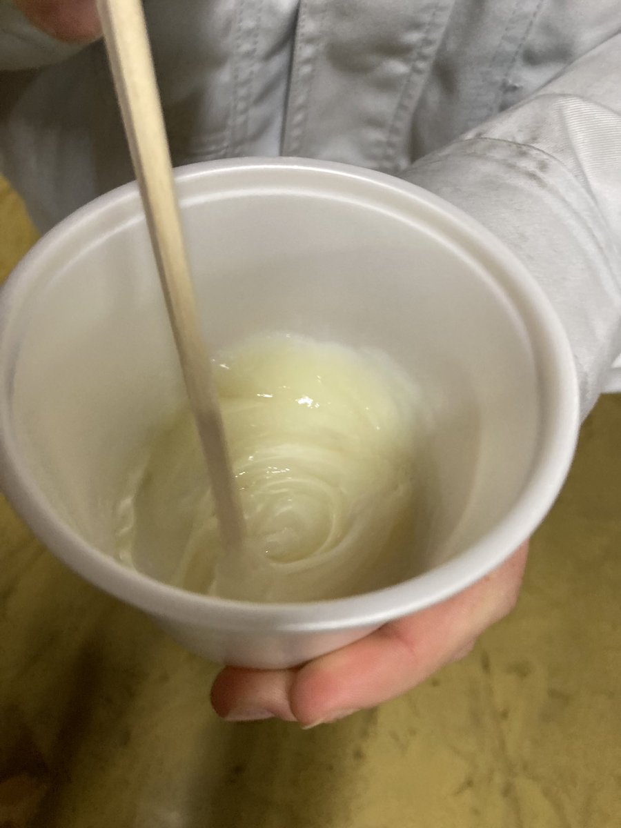 decollerkun's tweet photo. 今日は接着をしています! 主剤と硬化剤を混ぜて木材に塗り広げています。いい計量器が欲しいです、、😇 https://t.co/LaIfcjbdgD