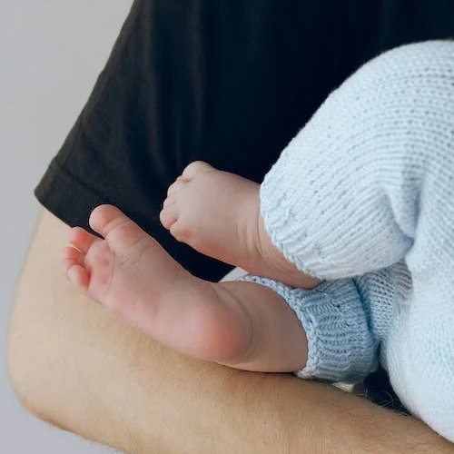 Gregorydoucet's tweet photo. #Lyon devient la première ville en France à proposer un congé paternité de 10 semaines à ses agents.

Un allongement de la durée pour aller plus loin en matière d'égalité femmes-hommes : les deux parents bénéficient ainsi du même temps pour accueillir leur enfant.⬇️ https://t.co/VH4nuUmBow