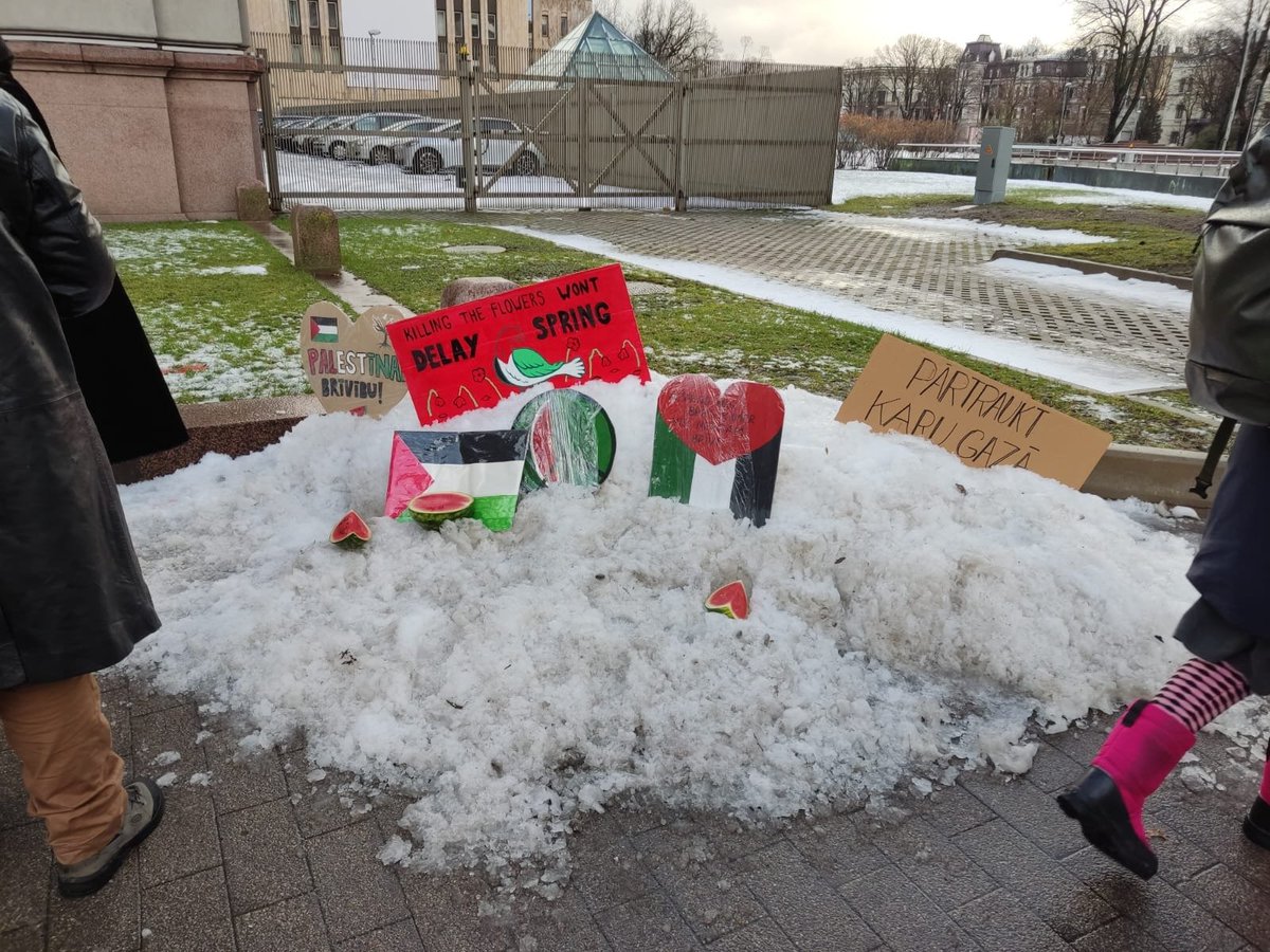 Jaunieši šorīt pie ĀM salikuši arbūzus - arbūzs daudzos protestos simbolizējis Palestīnas karogu, kad tas bijis aizliegts, jo tās pašas krāsas. 50% Gazas iedzīvotāju ir bērni. Bērni nekad nav teroristi, bērniem nekad nav jāmirst, bērnu nāve civilzētā pasaulē nav blakusparādība.