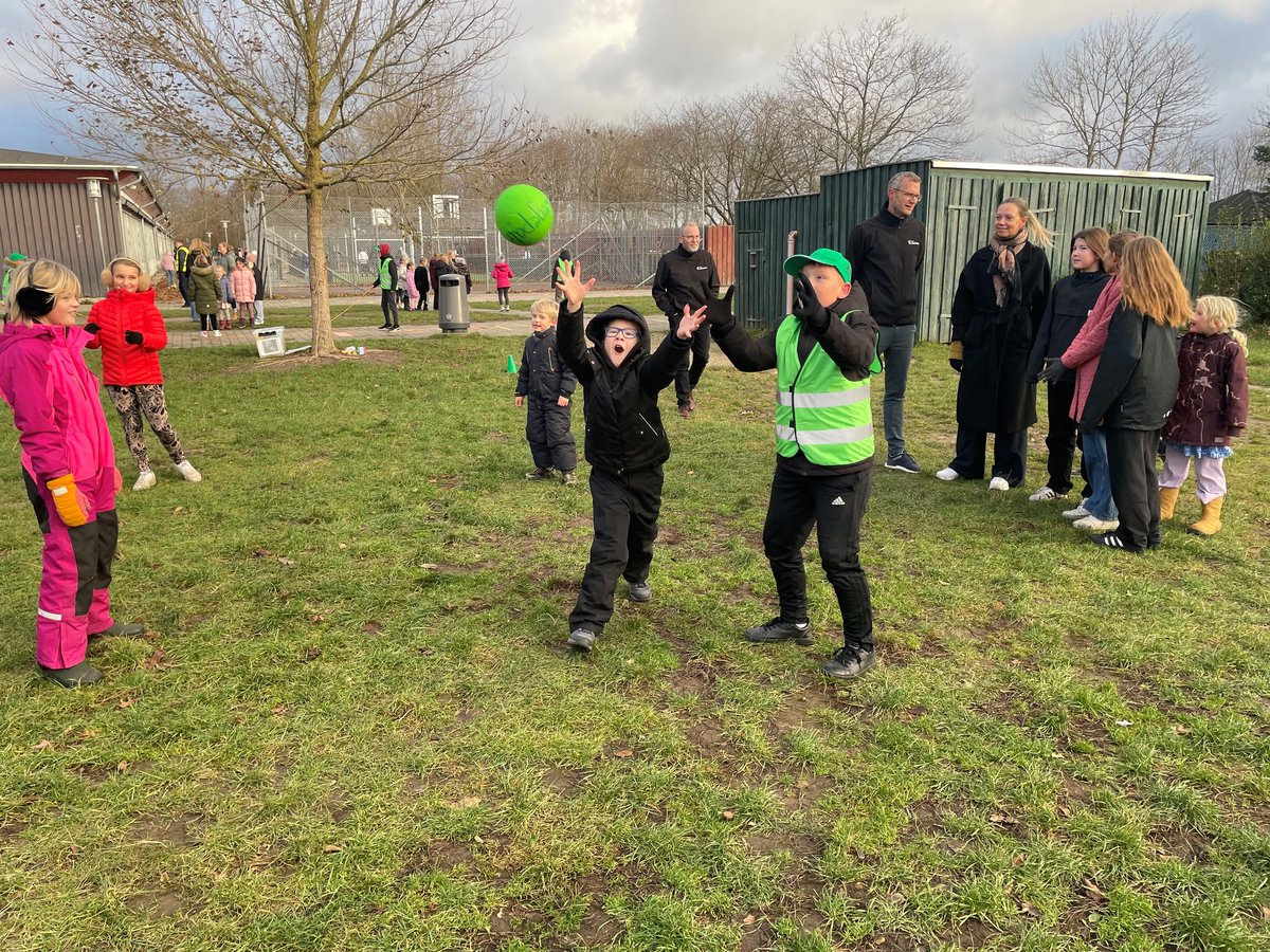Bjørn Friis Neerfeldt (@bjornfneerfeldt) on Twitter photo Legepatruljer, ordklassestaffet, løbeskak og brain breaks. Fire initiativer med én fællesnævner: trivsel. På skolebesøg med <a href="/power_matilde/">Matilde Powers</a> fra <a href="/Spolitik/">Socialdemokratiet</a> på Lærkeskolen, som på fremragende vis skaber en aktiv skoledag for eleverne. Uanset om de går i 2. eller 9. klasse 🏃♂️👩👦👫 Legepatruljer, ordklassestaffet, løbeskak og brain breaks. Fire initiativer med én fællesnævner: trivsel. På skolebesøg med <a href="/power_matilde/">Matilde Powers</a> fra <a href="/Spolitik/">Socialdemokratiet</a> på Lærkeskolen, som på fremragende vis skaber en aktiv skoledag for eleverne. Uanset om de går i 2. eller 9. klasse 🏃♂️👩👦👫