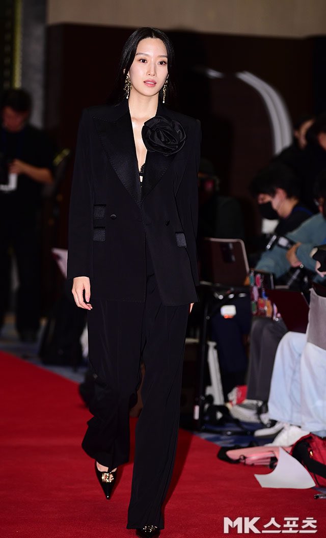 hallomki's tweet photo. 241123 Kayoung on the red carpet #yourW #LoveyourW2023
Gilaa,,,, Lo keren bgt Kay, kereen!!
#Wkorea #Munkayoung #Moongayoung #문가영 https://t.co/jkAb6blt9J