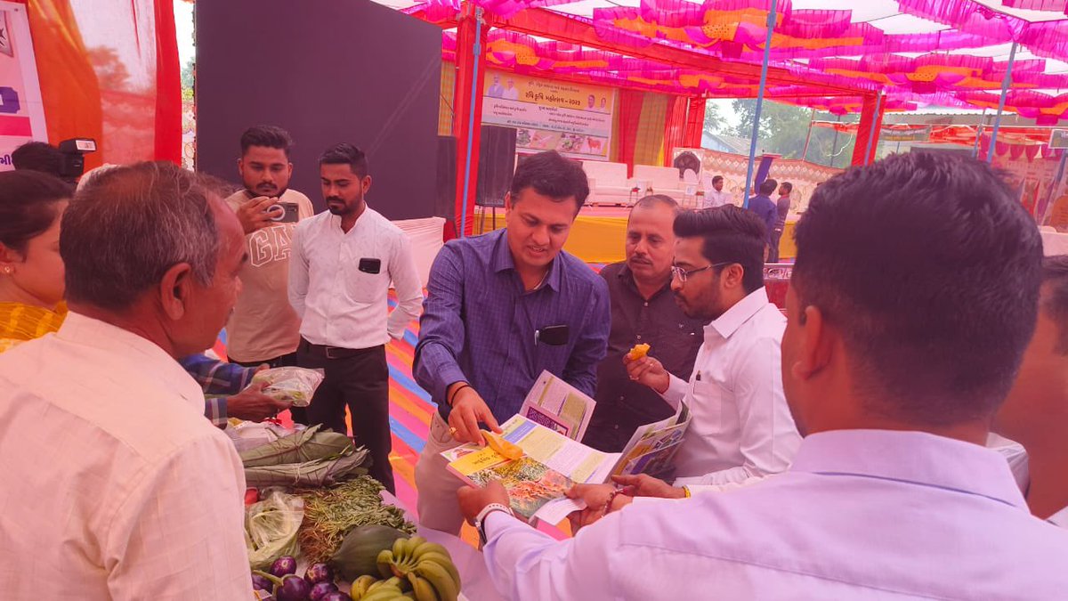 morvaTDO's tweet photo. રવિ કૃષિ મહોત્સવ -૨૦૨૩ અંતર્ગત કૃષિ મેળો વ કૃષિ પ્રદર્શન ડેસર ખાતે યોજાયું.જેમાં A.A.U.થી પધારેલ સંશોધન વૈજ્ઞાનિકશ્રીઓ દ્વારા ખેડૂતોને ઉપયોગી માર્ગદર્શન પૂરું પાડવામાં આવ્યું.@ddo_vadodara @CollectorVad @Info_Vadodara https://t.co/UlysTcmgpB