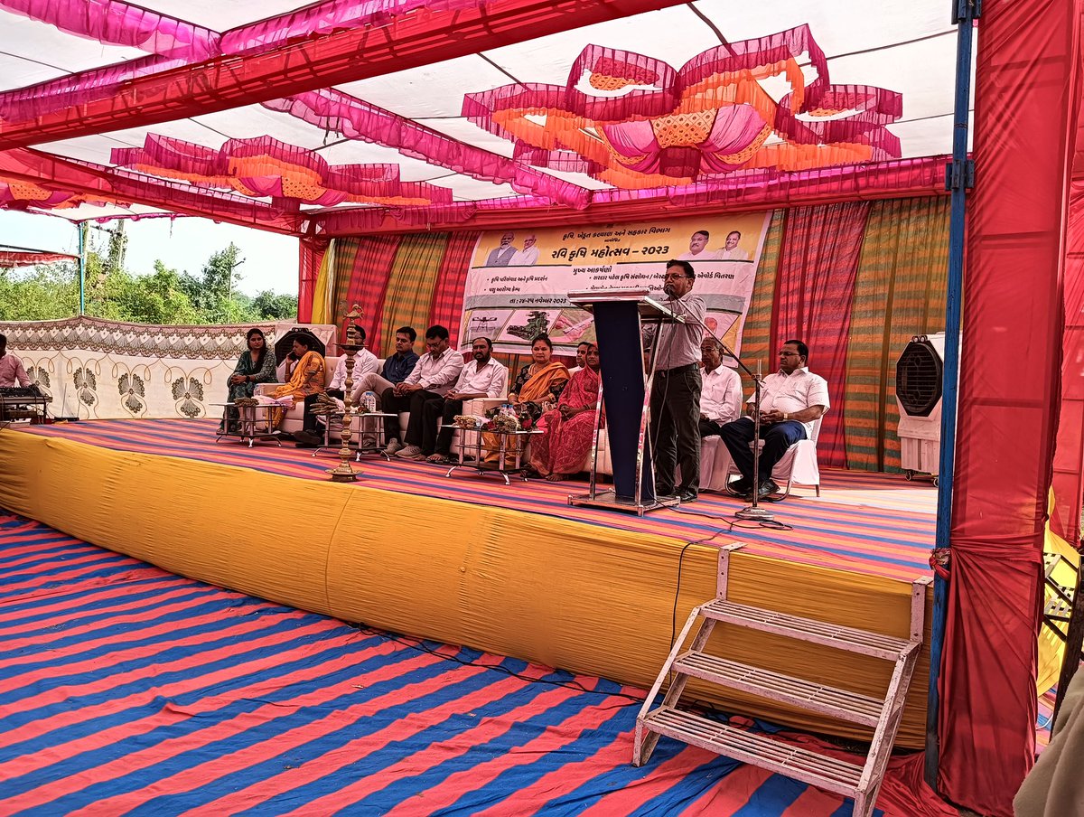 morvaTDO's tweet photo. રવિ કૃષિ મહોત્સવ -૨૦૨૩ અંતર્ગત કૃષિ મેળો વ કૃષિ પ્રદર્શન ડેસર ખાતે યોજાયું.જેમાં A.A.U.થી પધારેલ સંશોધન વૈજ્ઞાનિકશ્રીઓ દ્વારા ખેડૂતોને ઉપયોગી માર્ગદર્શન પૂરું પાડવામાં આવ્યું.@ddo_vadodara @CollectorVad @Info_Vadodara https://t.co/UlysTcmgpB