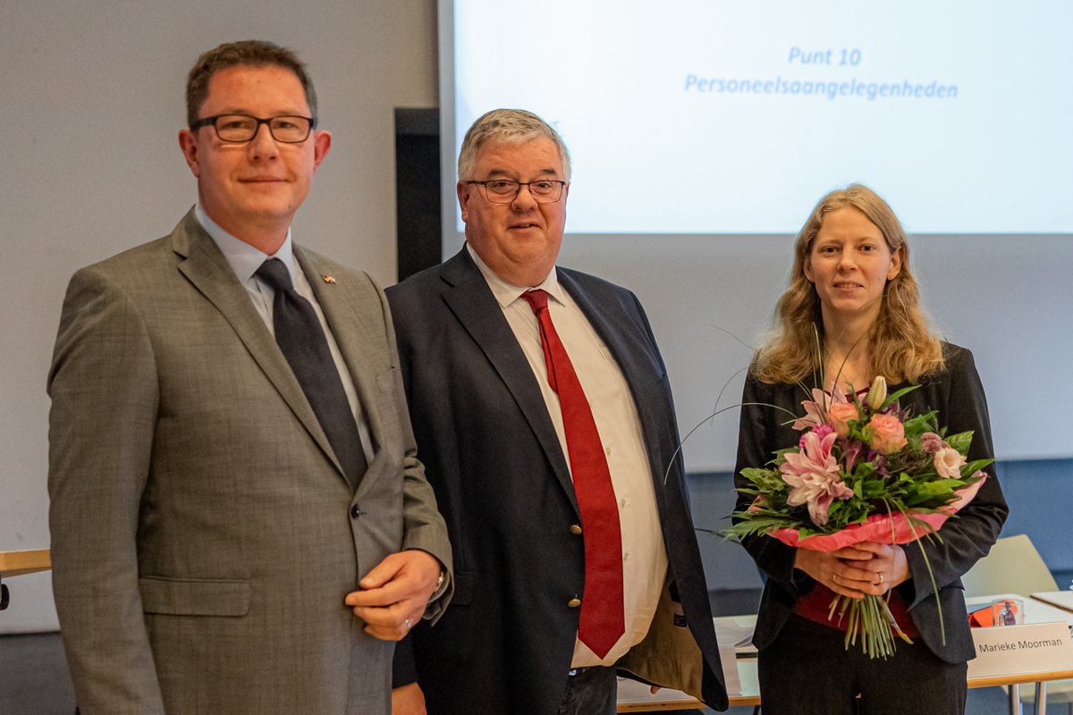 Tijdens de Euregioraadsvergadering op 23-11 in Emmerich stemde de ca. 90 raadsleden  unaniem in met de toetreding van de Stadt Dinslaken, de benoeming van Heidi de Ruiter tot plv. secretaris en met het verzoek van Arnhem en Nijmegen om een expertmeeting waterstof te organiseren.