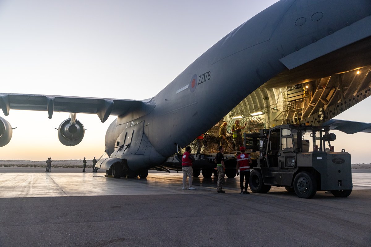 The @RoyalAirForce continue to deliver essential aid to the Middle East✈️ Last night 23 tonnes of humanitarian aid landed in Egypt for onward transfer to Gaza. This included 4,500 blankets and 4,500 sleeping mats. @FCDOGovUK @DefenceHQ Read more 👇 ow.ly/PhIV50QaXxr