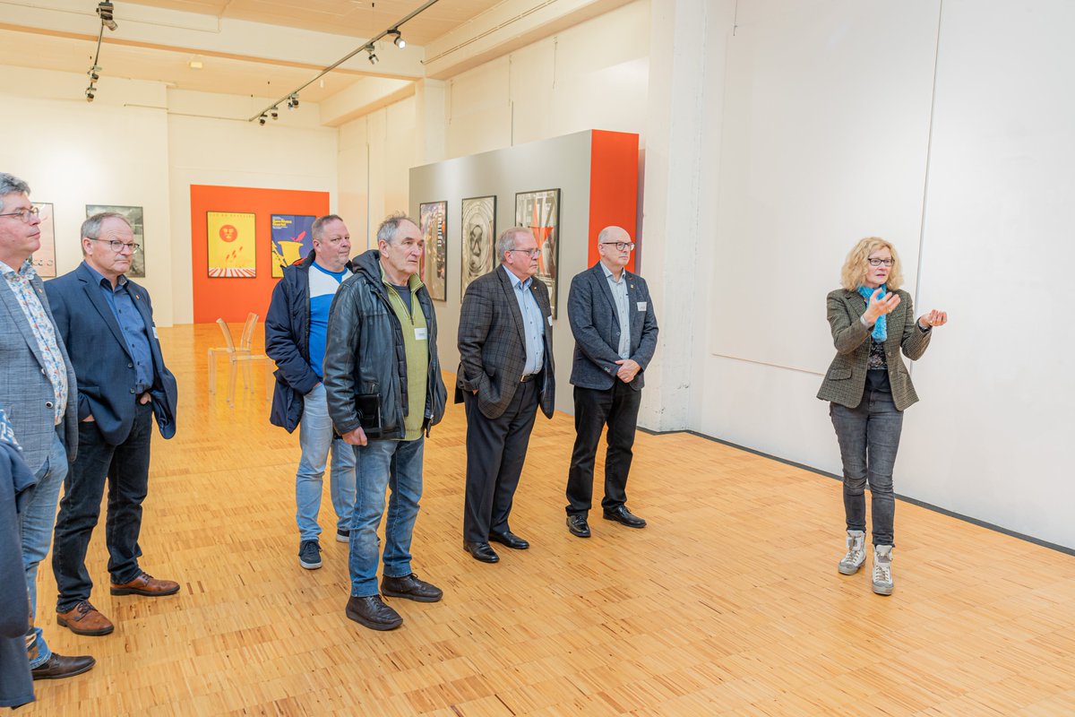 Auf der Sitzung am 23.11. <a href="/stadtemmerich/">Emmerich am Rhein</a> stimmten die 90 Euregioratsmitglieder dem Beitritt der <a href="/stadt_dinslaken/">Stadt Dinslaken</a>, der Ernennung von Heidi de Ruiter zur stellv. Geschäftsführerin und dem Antrag von <a href="/gemeentearnhem/">Gemeente Arnhem</a>  und <a href="/gem_Nijmegen/">Gemeente Nijmegen</a>  zu, ein Wasserstoff-Symposium zu organisieren.