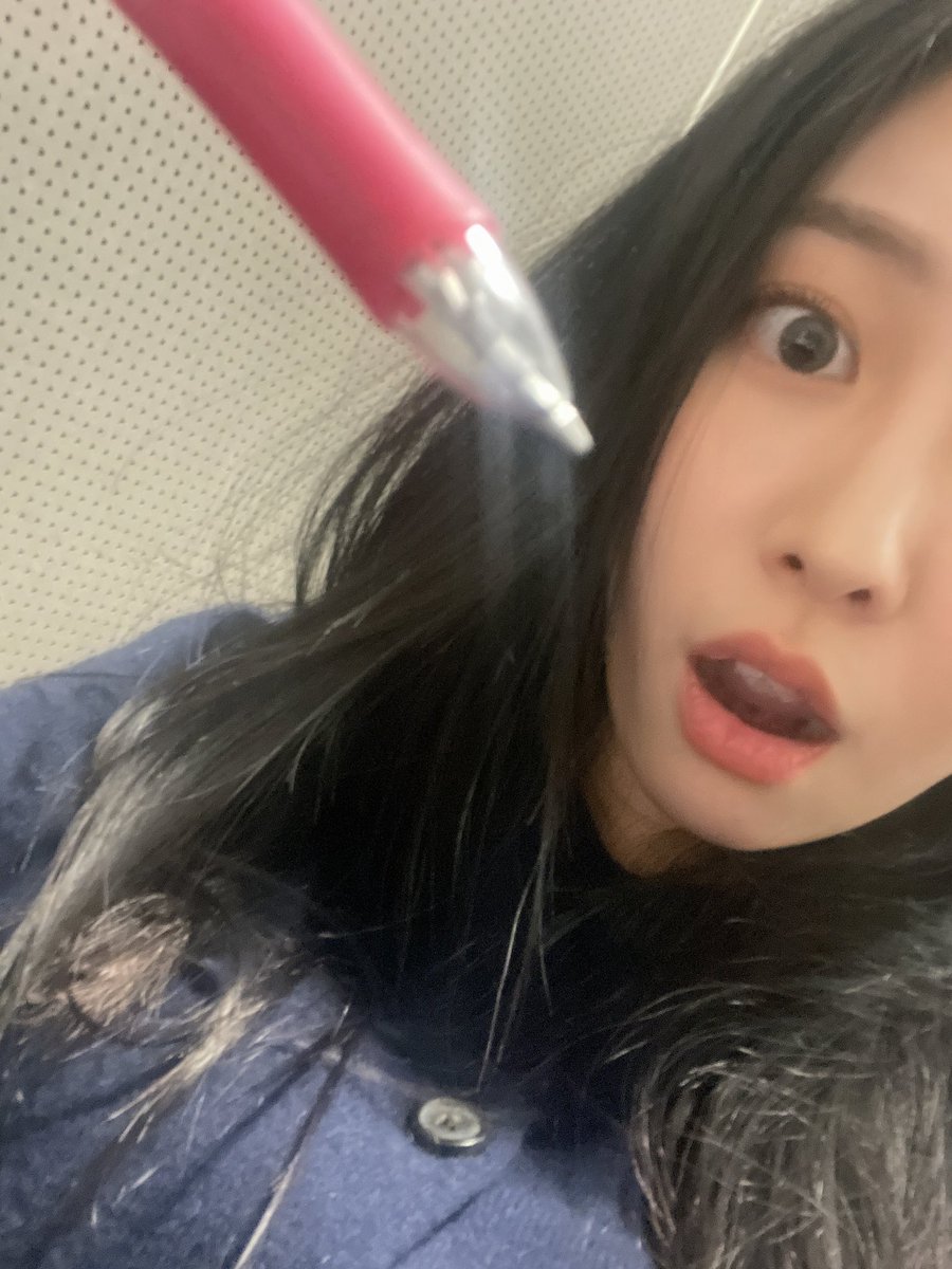 janeeexxyeon's tweet photo. 열심히 세트리스트 짜는 중🎤!!!
(머리에 푹 갖다 댔는데 볼펜 심 나와 있었어…😂😂) https://t.co/NK2WiDkhhg