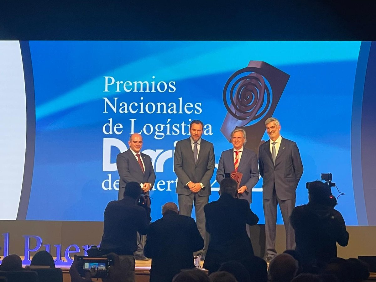Ayer nuestro presidente <a href="/JesusCuellar/">Jesus cuellar</a>  recibió uno de los Premios Nacionales de Logística 2023, en el marco de la Gala Conmemorativa del 30 Aniversario de <a href="/diariodelpuerto/">Diario del Puerto</a>

¡Enhorabuena al resto de premiados y gracias por este reconocimiento!

foromadcargo.org/premios-nacion…