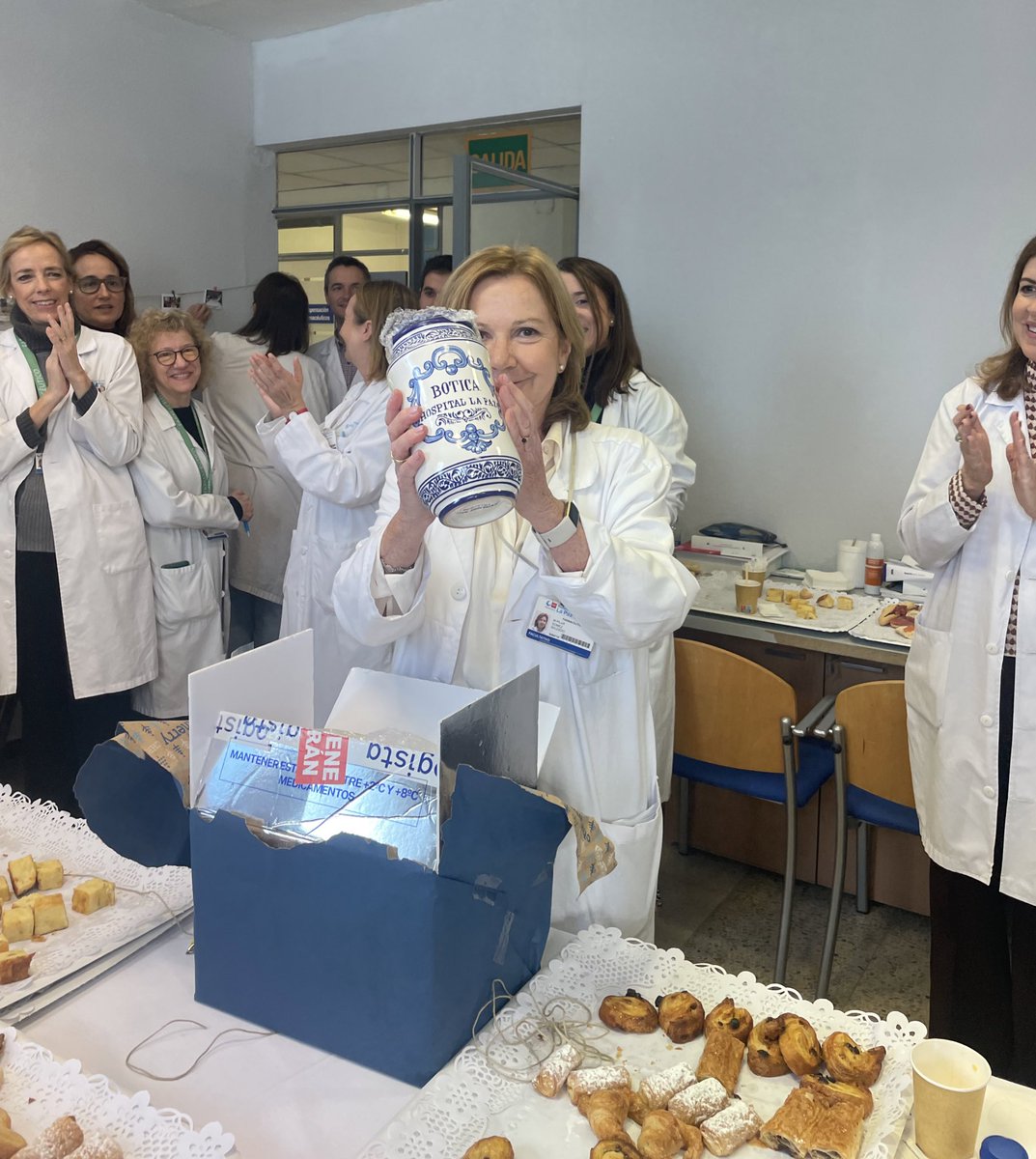 Farmacia_LaPaz's tweet photo. Muchas gracias @PilarGomezSalce por todos estos años de trabajo y dedicación a esta bonita profesión, eres un referente para todos nosotros 🩵
Hoy te despedimos con mucha emoción🥹 pero siempre tendrás tu sitio en la Botica del Hospital La Paz 🤗 https://t.co/t1WU3CrGy4