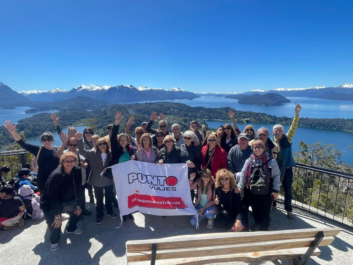 Puntobus's tweet photo. PATAGONIA TOTAL ! 
Así empezamos otro viaje más al fin del mundo !
Nuestros queridos viajeros ya se encuentran en Bariloche disfrutando a pleno de un día soleado ! 
#SomosPuntoViajes 
#ViajarEsPosible https://t.co/mpBg7cI0qa