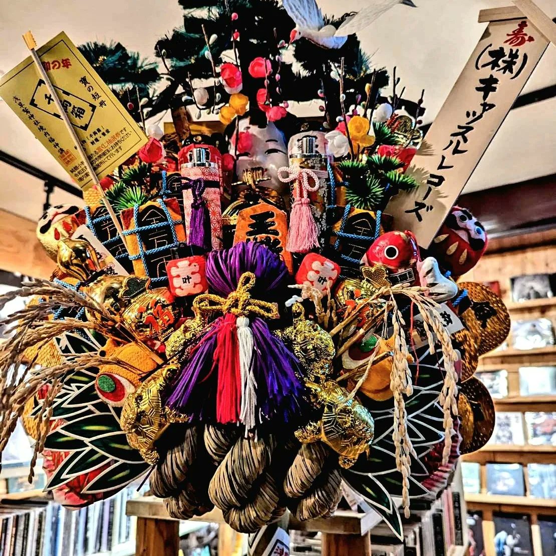 castlerecords's tweet photo. 毎年恒例今年も行ってまいりました⛩️✨🏯
熊手を新調しに酉の市(鷲神社)へ🙏
時が経つのは本当に早い💨
1年間どうもありがとうございました🤲
ここからまた1年よろしくお願いします✨
#castlerecords #jhiphop #j_hiphop #hiphop #湯島 #湯島BAR #鷲神社
#熊手 #商売繁盛 https://t.co/cuW3q3mWOD