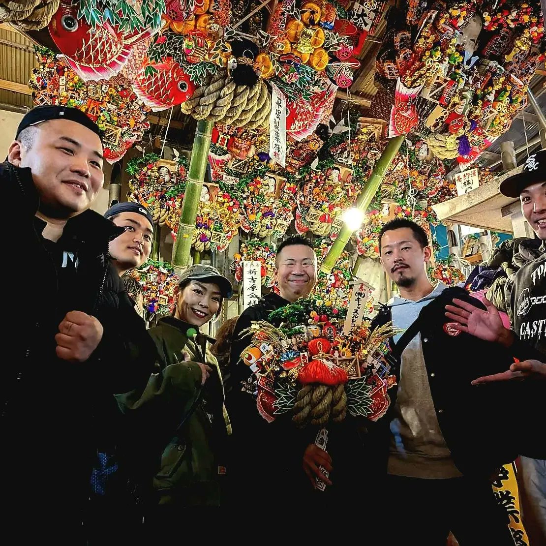 castlerecords's tweet photo. 毎年恒例今年も行ってまいりました⛩️✨🏯
熊手を新調しに酉の市(鷲神社)へ🙏
時が経つのは本当に早い💨
1年間どうもありがとうございました🤲
ここからまた1年よろしくお願いします✨
#castlerecords #jhiphop #j_hiphop #hiphop #湯島 #湯島BAR #鷲神社
#熊手 #商売繁盛 https://t.co/cuW3q3mWOD