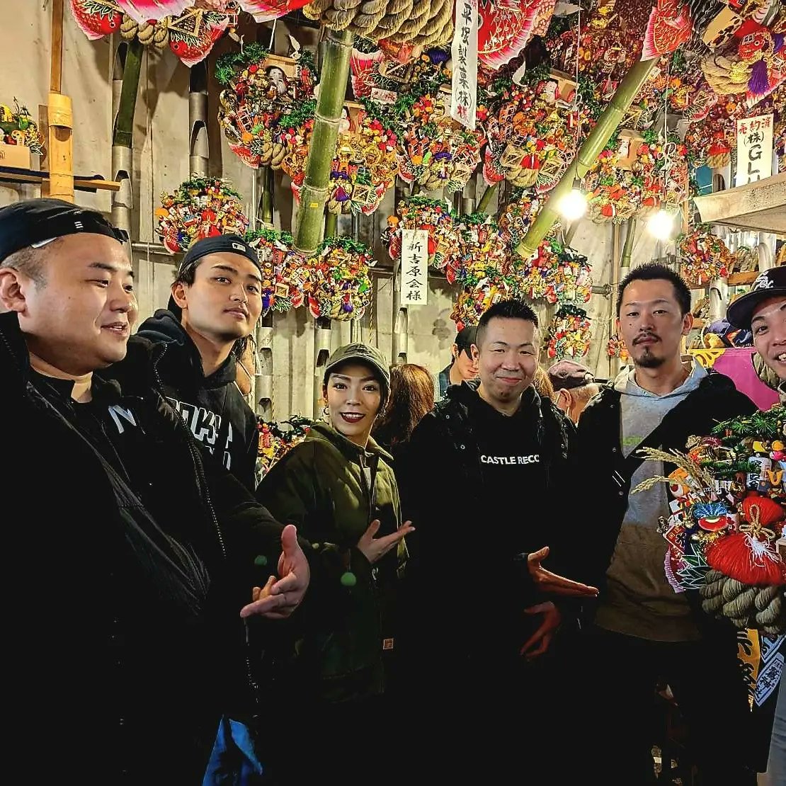THE_BATOU's tweet photo. 毎年恒例今年も行ってまいりました⛩️✨🏯
熊手を新調しに酉の市(鷲神社)へ🙏
時が経つのは本当に早い💨
1年間どうもありがとうございました🤲
ここからまた1年よろしくお願いします✨
#castlerecords #jhiphop #j_hiphop #hiphop #湯島 #湯島BAR #鷲神社
#熊手 #商売繁盛 https://t.co/tH4mDiWTWh