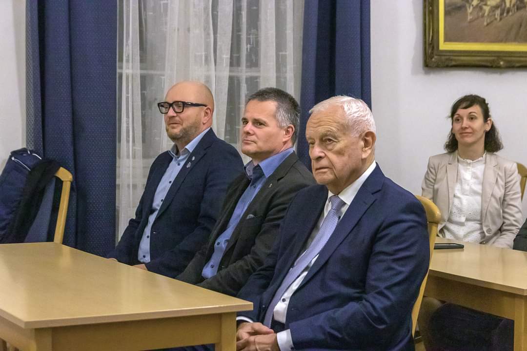 DrFangSimon's tweet photo. Kereszténydemokrata Estet szerveztünk Kunszentmiklóson, melyre megtisztelt minket Dr Rétvári Bence belügyminiszter-helyettes úr, és tartott összefoglaló előadást. https://t.co/XvDrabZVTd https://t.co/VLM0DQQmB7