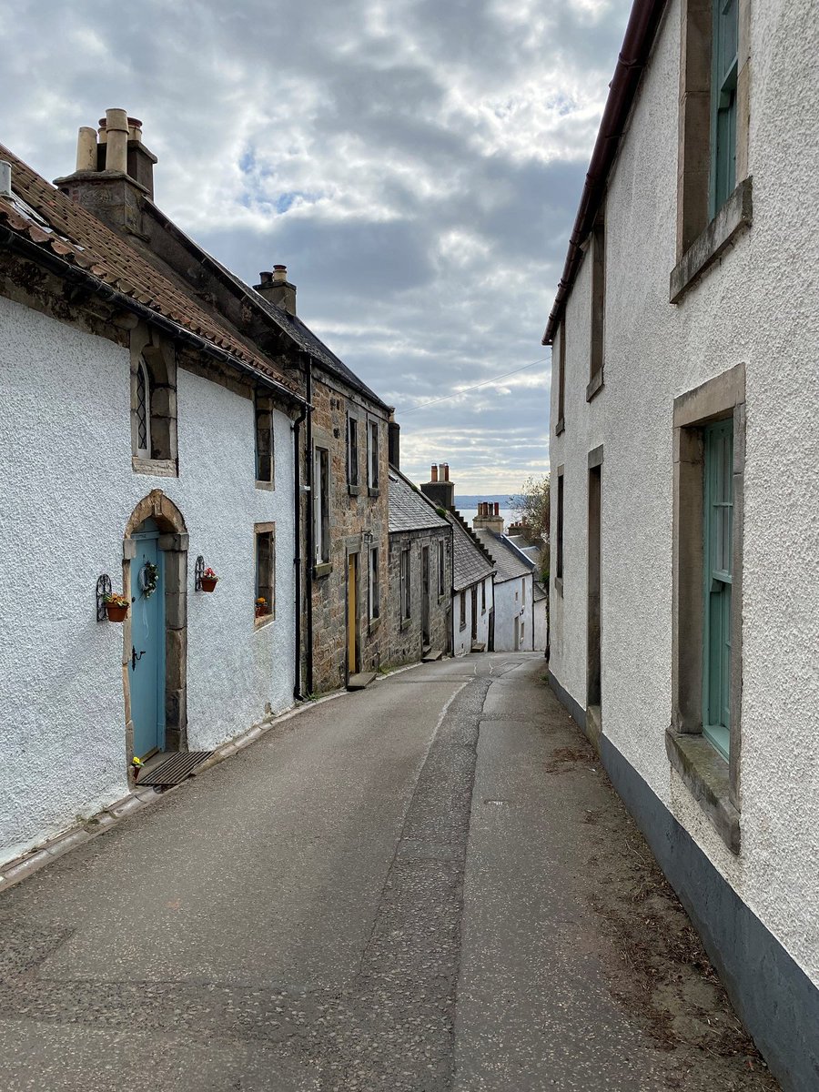 Have you cosied up to watch 'Christmas in Scotland' yet? This latest festive film gets a thumbs up from us, mostly thanks to the historic filming locations like Dundas Castle, Limekilns and Culross (pictured). More Culross in the @histenvscot archives 👉 ow.ly/AKWm50Q8irX