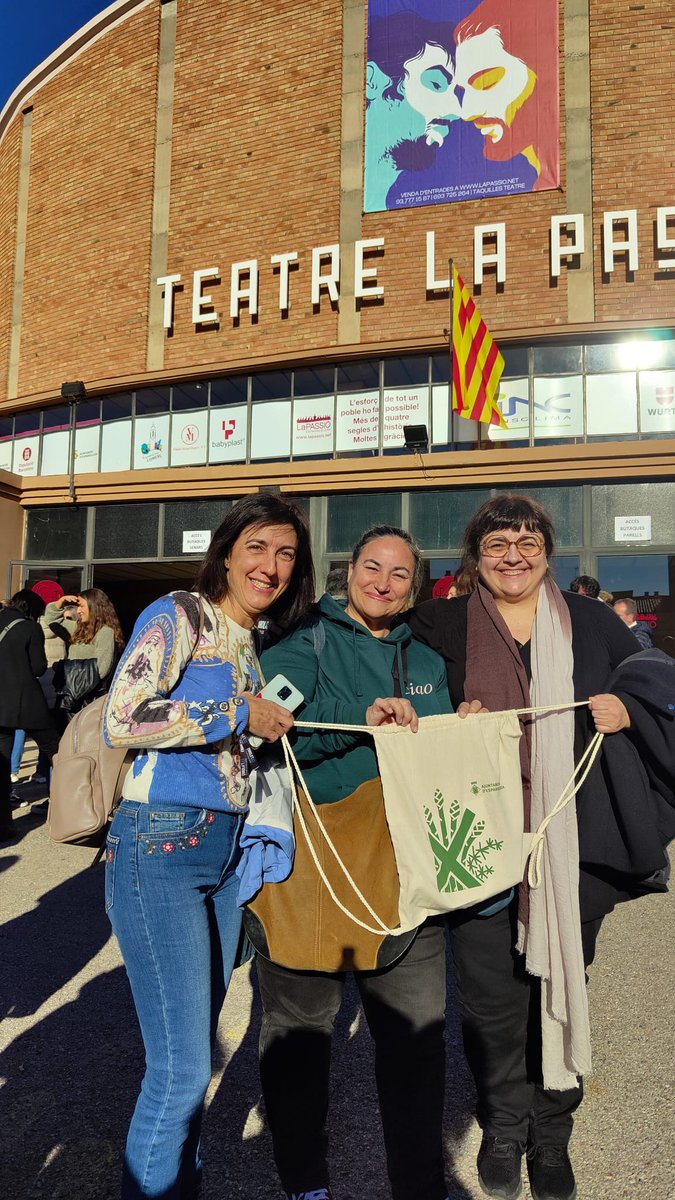 Finalistes dels millors treballs presentats a la #JAS2023 pel pòster "Rol de l’administratiu sanitari en salut comunitària i docència" Cristina Abril #CAPGuineueta, <a href="/LlaseraMonica/">Mónica Llopart</a> #CAPCiutatMeridiana, Gisela Pereira #CAPViladeGràciaCibeles, una servidora EAP Encants #CAPMaragall