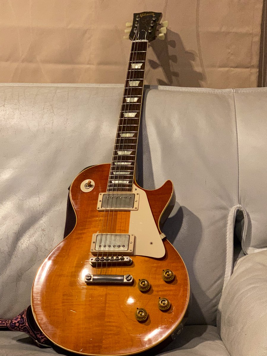 burstlover's tweet photo. ソファーにレスポール。今日はディッシュな感じがよくわかる。
#gibson #lespaulstandard #collectorschoice #cc29 #tamio #okuda https://t.co/8crFqaJkGW