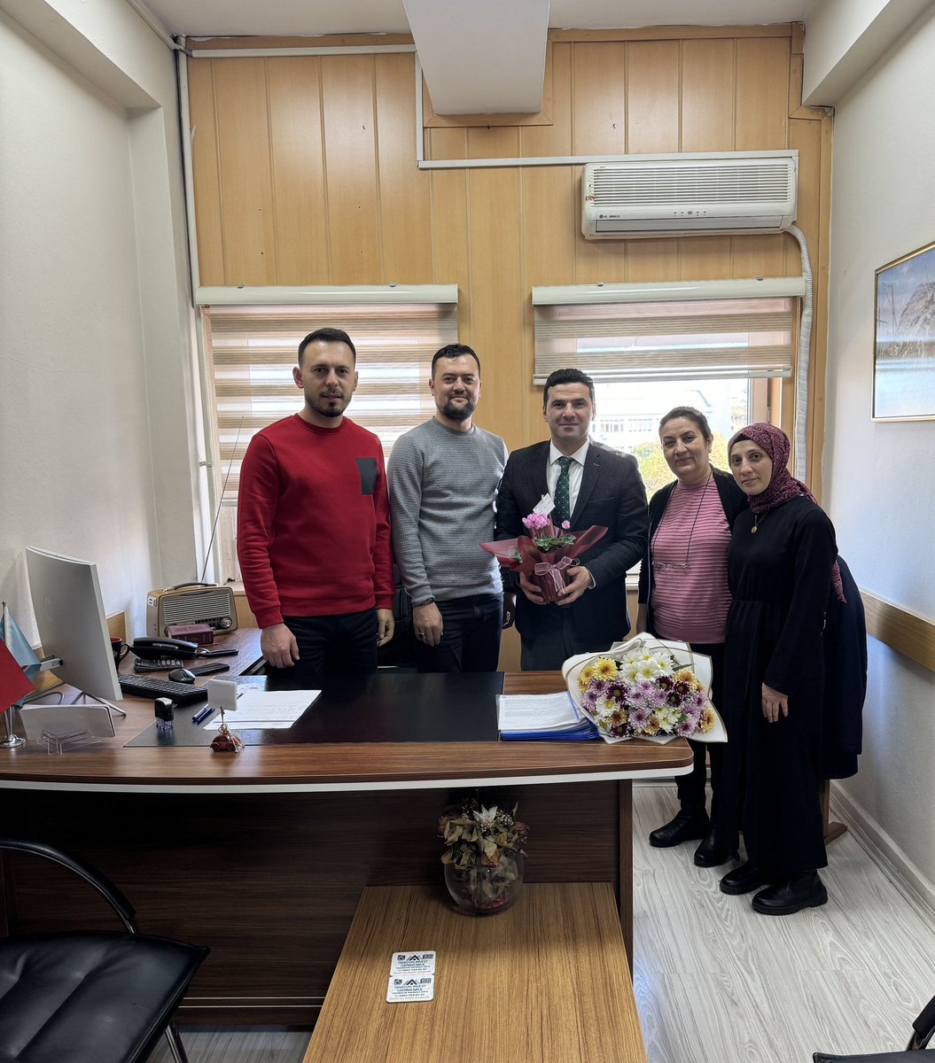 EvrenGrms's tweet photo. Bizlere yaşamı ustalıkla öğreten, çocuklarımızı gözümüz kapalı emanet ettiğimiz tüm kıymetli meslektaşlarımın gününü kutlarken, birlikte çalışmaktan onur duyduğum mesai arkadaşlarıma çok teşekkür ederim. https://t.co/E6E5S0p8oM