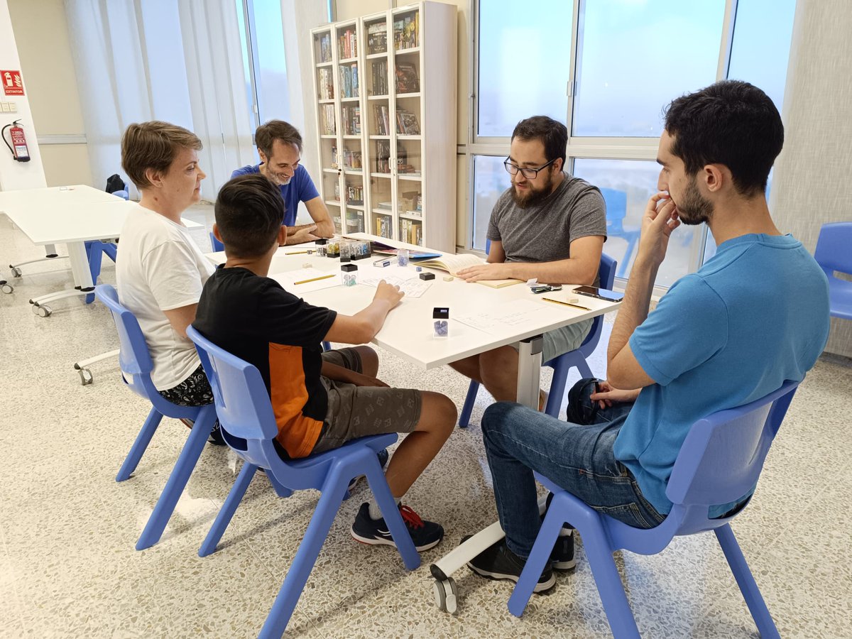 Fotos de la sesión de rol que realizamos ayer en la @BiblioTenerife. En diciembre tendremos más 'Mundo rol' 😀