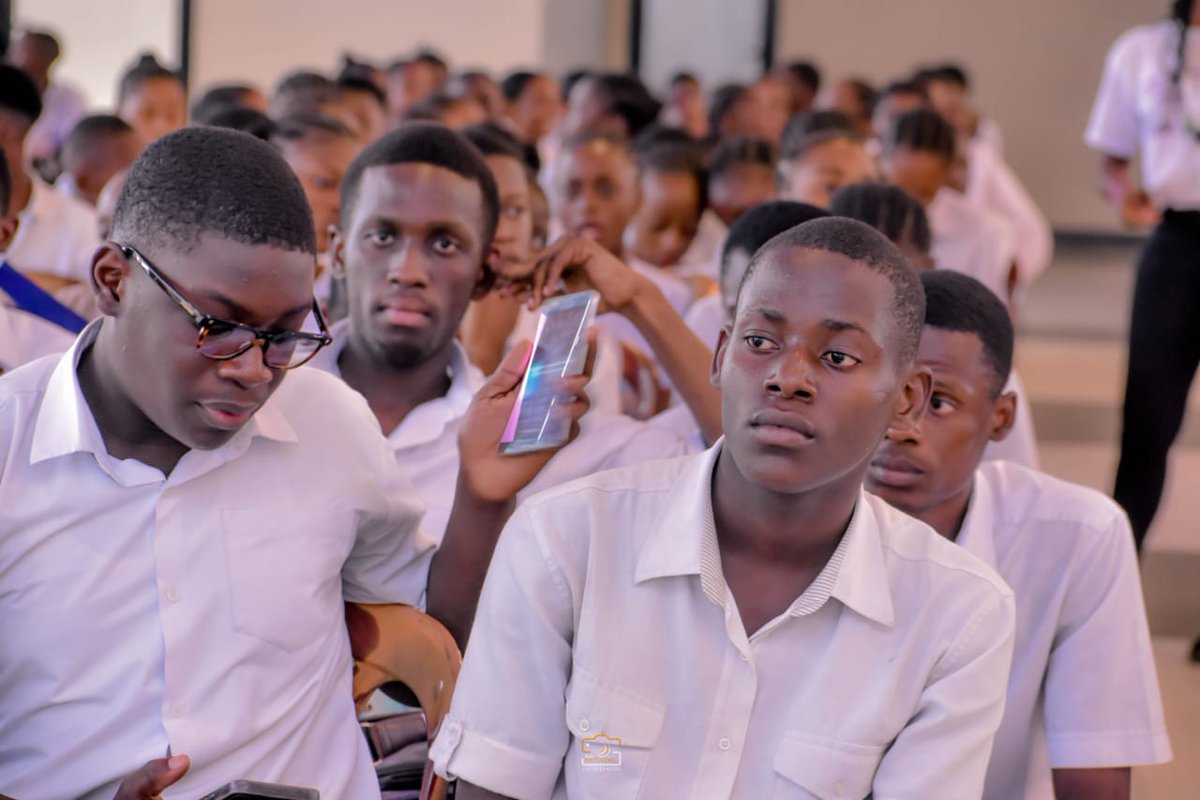 Enabel_en_RDC's tweet photo. Plus de 400 élèves, filles et garçons des classes terminales dans la commune de #Limete, ont été sensibilisés à la notion de Masculinité Positive au sein de leur environnement scolaire grâce à l'organisation @tunawezacongo, appuyé par notre programme #PLVS. 1/2
#Gender #Equality https://t.co/uWdS5xzcql