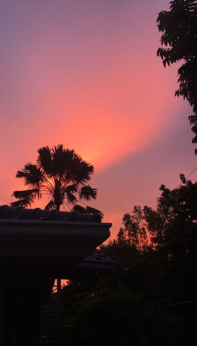agustinaitem's tweet photo. Di langit yang merah, kumelihatnu menjadi arah. https://t.co/Irnju4L4Bh